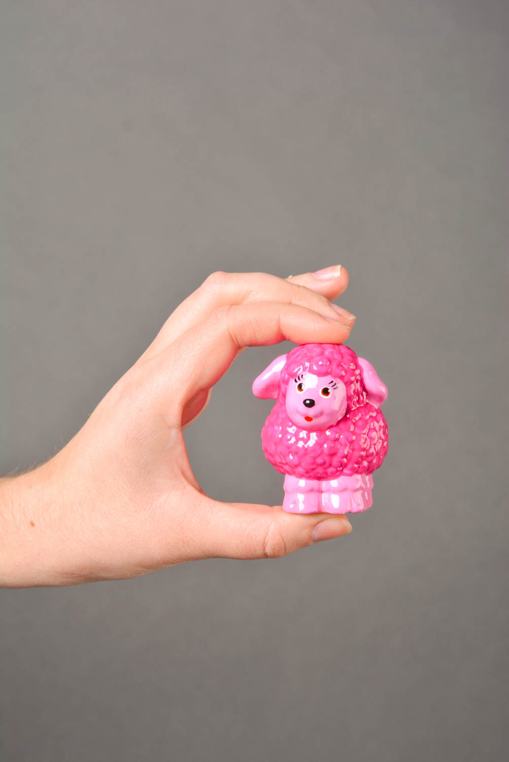 Statuetta in gesso fatta a mano figurina decorativa a forma di pecorella rosa foto 2