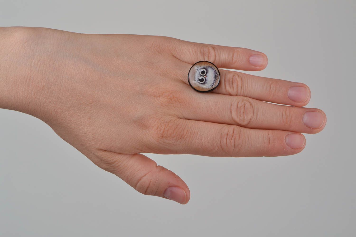 Кольцо из полимерной глины с декупажем круглое с совой красивое ручной работы фото 2
