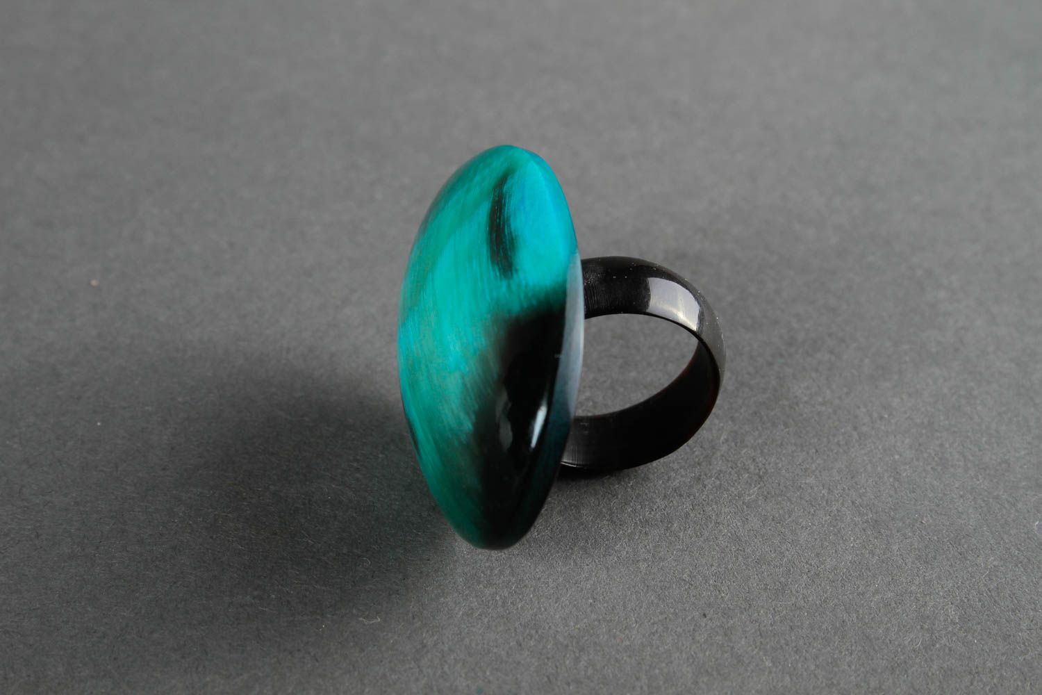 Украшение из рога кольцо ручной работы женское кольцо большое крупное голубое фото 3