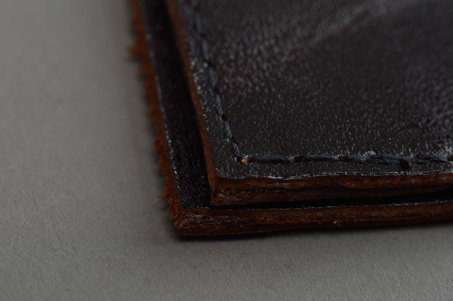 Protège-passeport en cuir naturel noir fait main accessoire de créateur photo 5