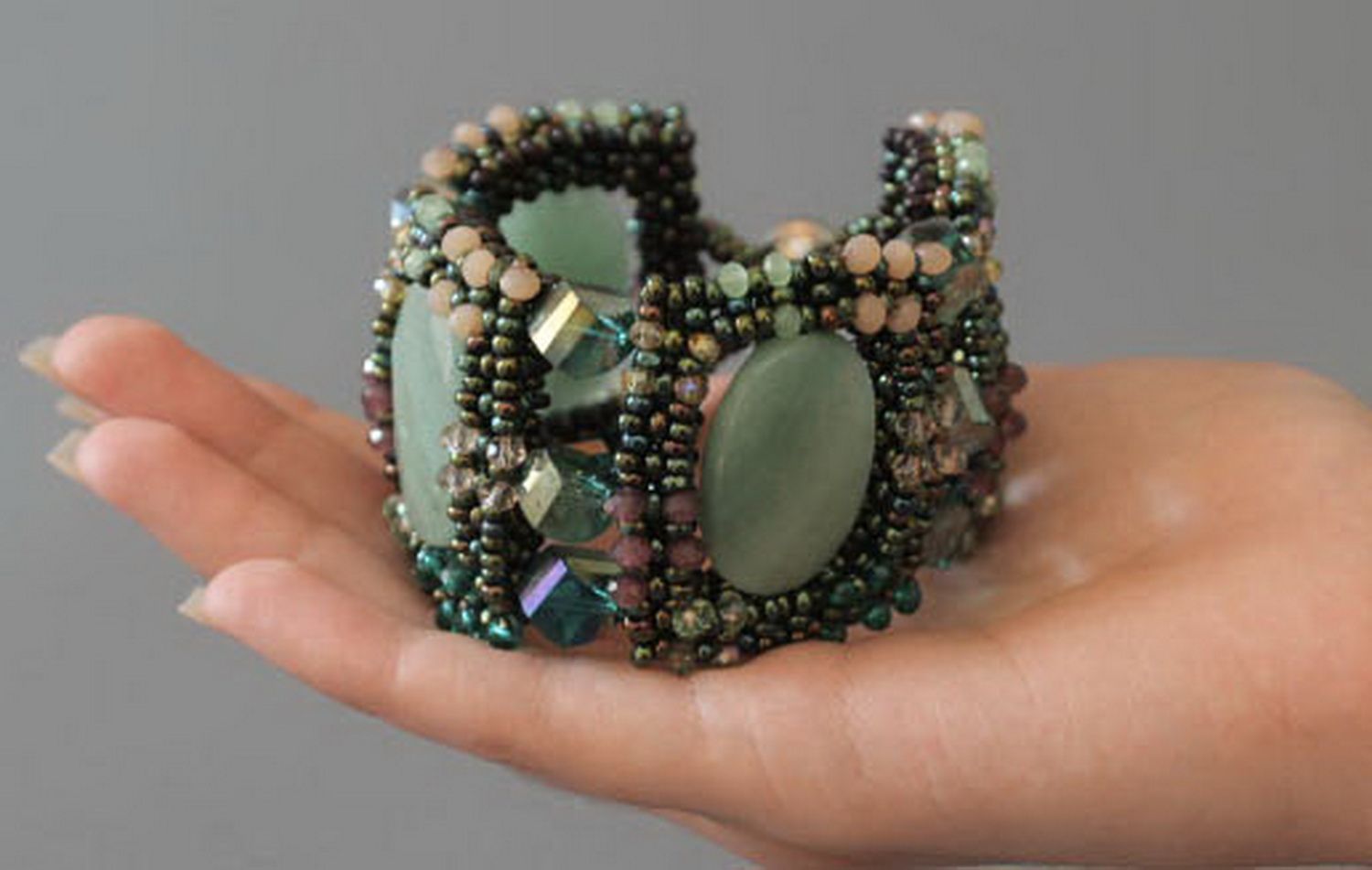 Handgemachtes Armband aus böhmischen Glasperlen und dekorativen Steinen foto 8