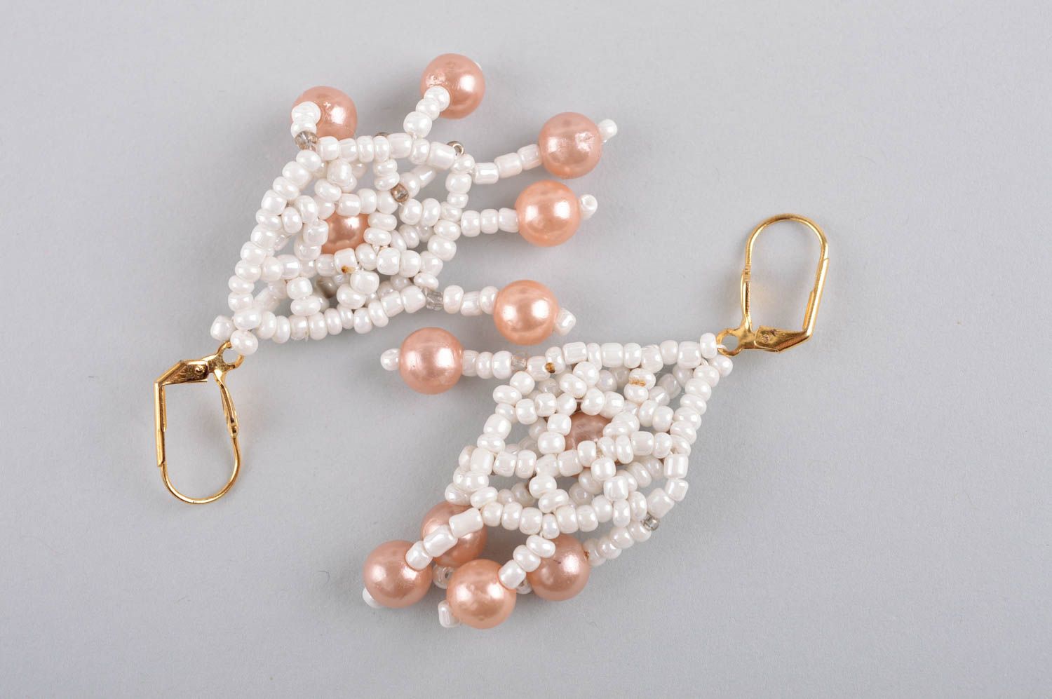 Orecchini di perline fatti a mano accessorio originale bello da donna bianchi foto 5