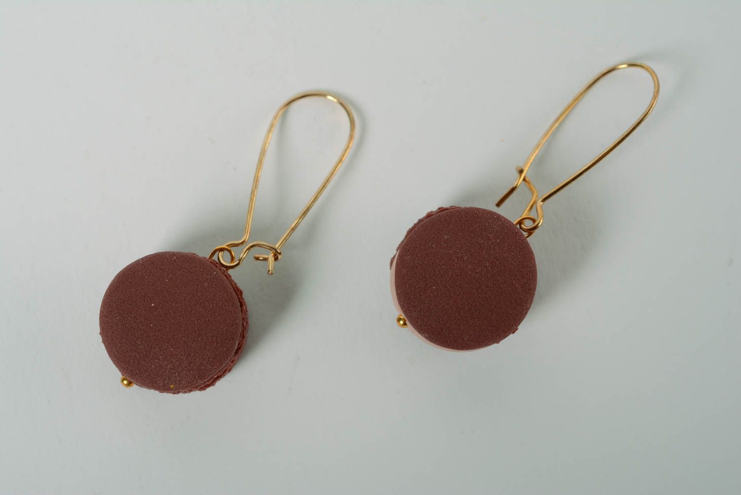 Boucles d'oreilles en pâte polymère pendantes faites main macarons au chocolat photo 1