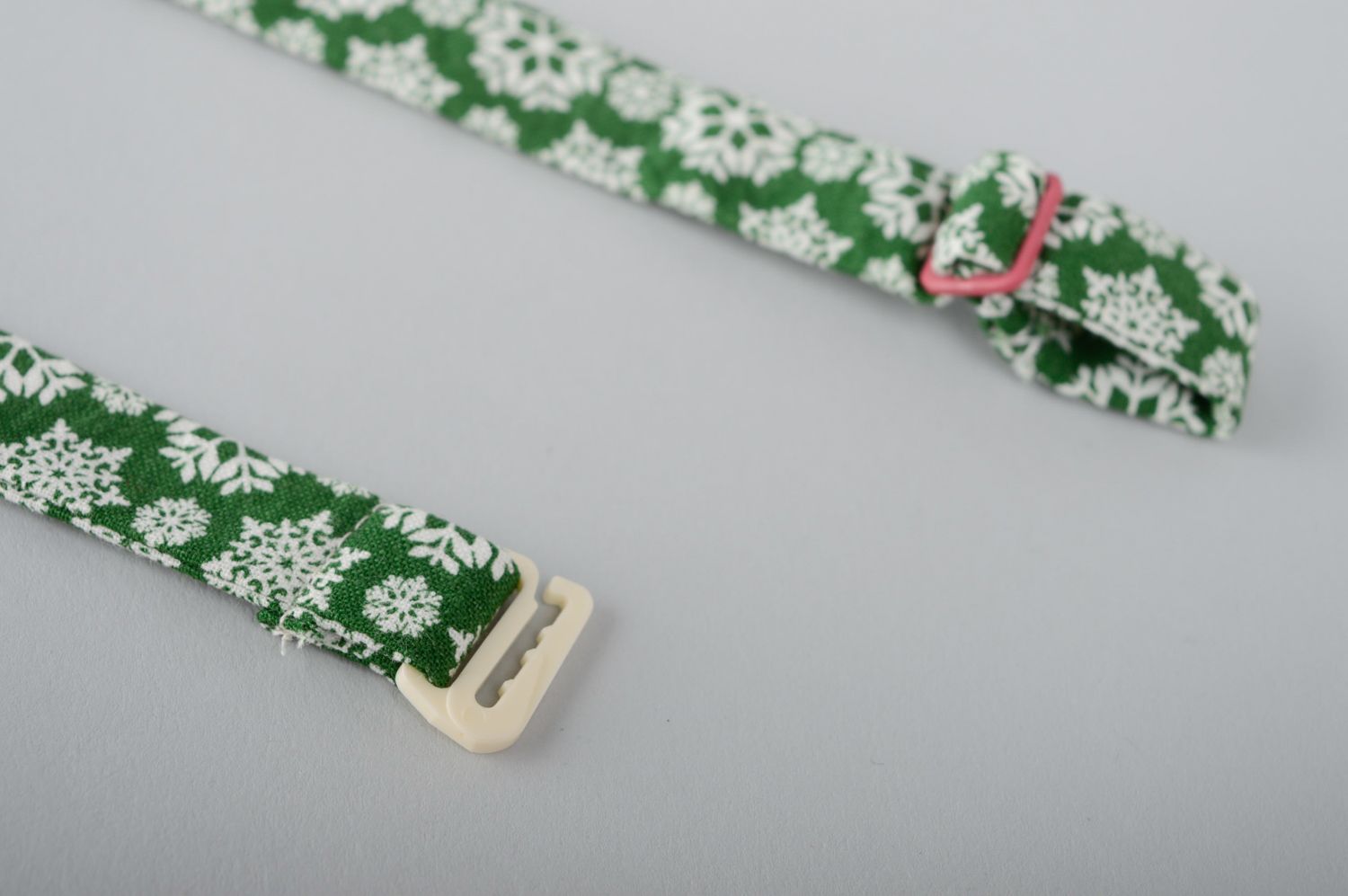 Green fabric bow tie with snowflakes photo 4