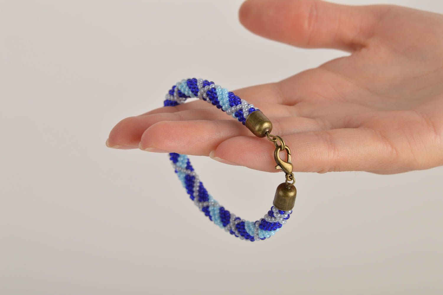 Bracelet bleu Bijou fait main tissé en perles de rocaille Cadeau enfant photo 5