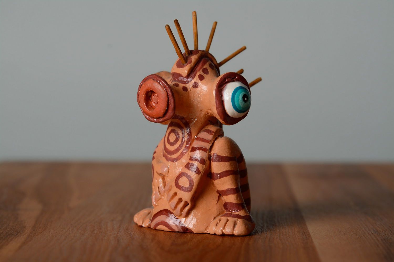 Estatueta de cerâmica alien de olhos azuis foto 1