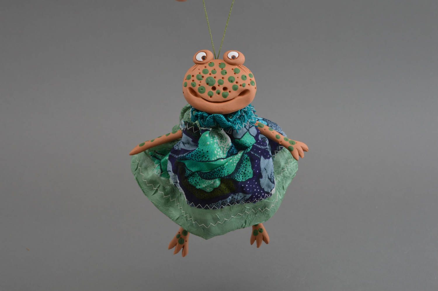 Игрушка из глины и ткани лягушка в платье небольшого размера ручной работы фото 3