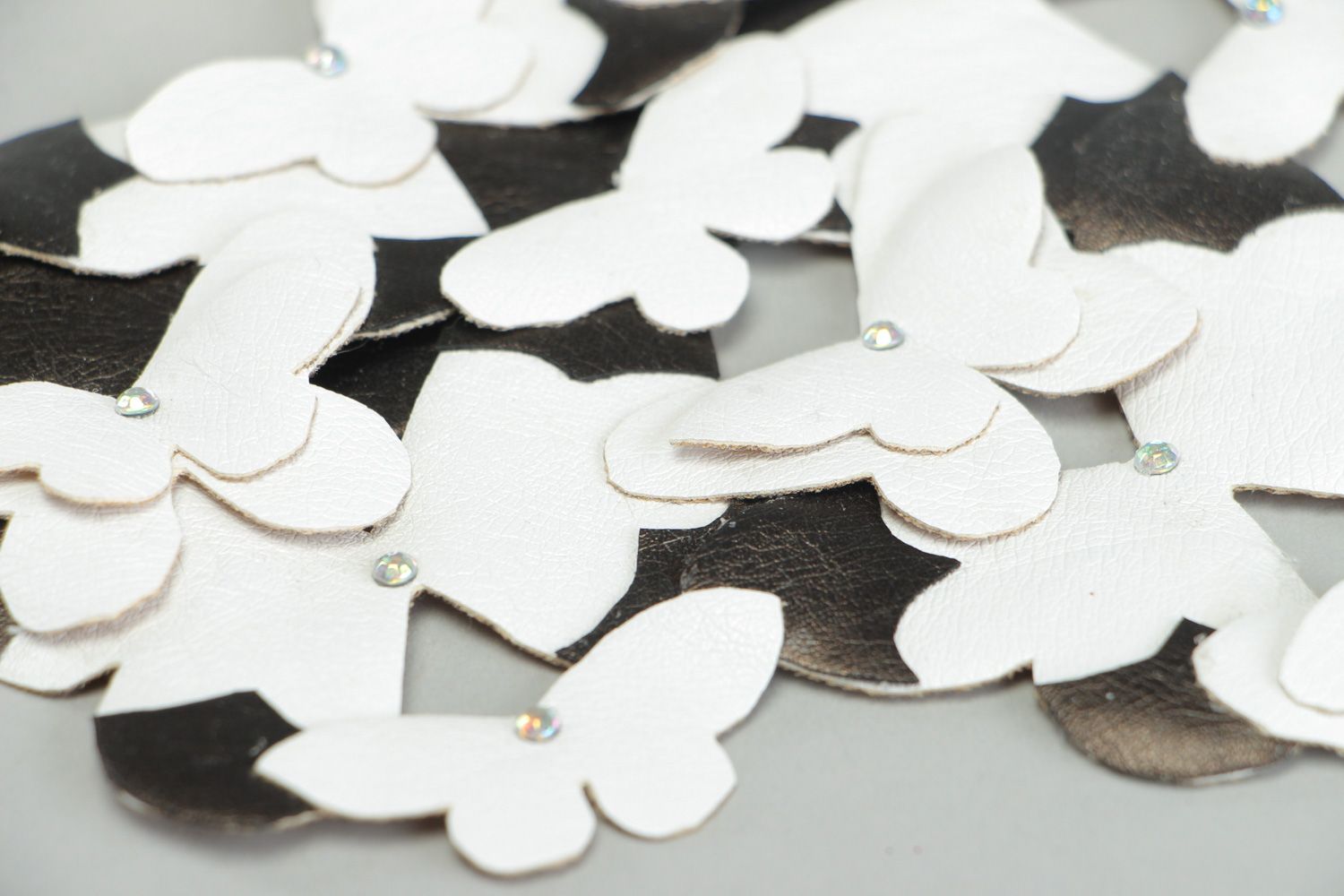 Collier bijou en cuir artificiel blanc noir avec papillons accessoire pour femme photo 3