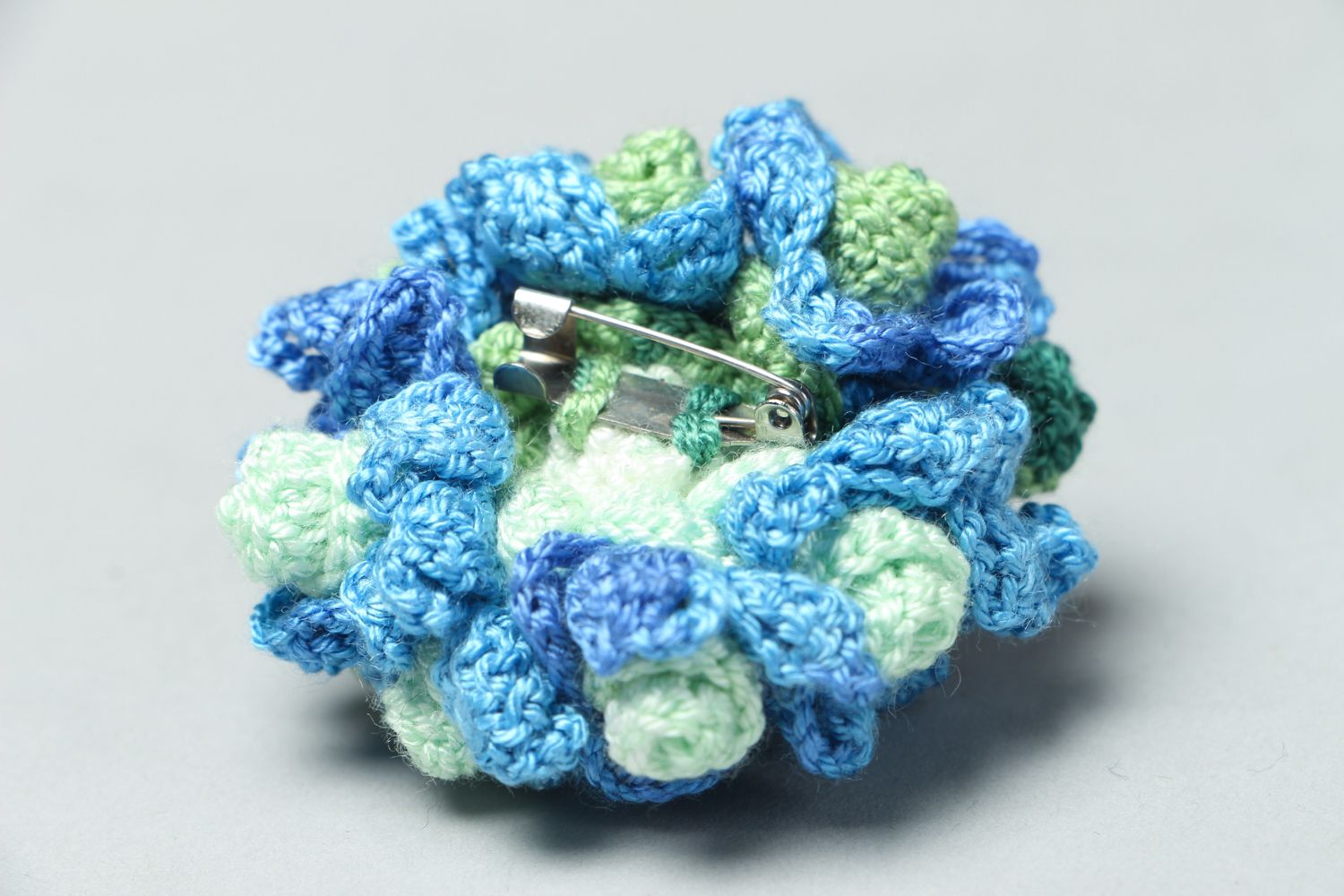 Broche tricotée en forme de fleur bleue photo 3