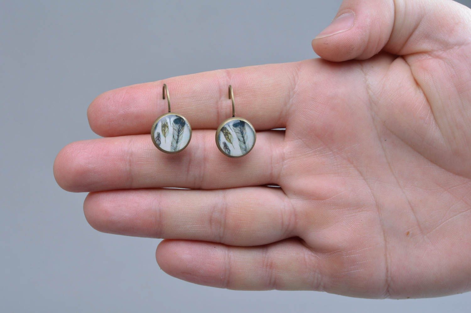 Handgefertigte Ohrringe aus Epoxidharz in Decoupage mit Federn für Damen foto 4