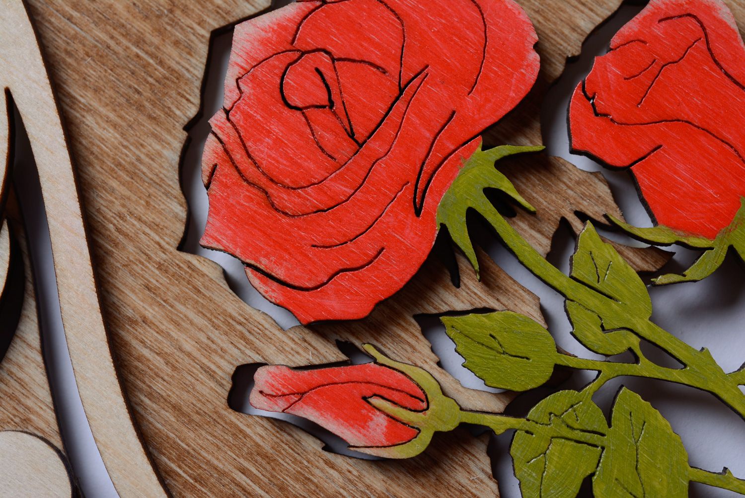 Carte de vœux artisanale faite à la main avec fleurs rouges de contreplaqué photo 3