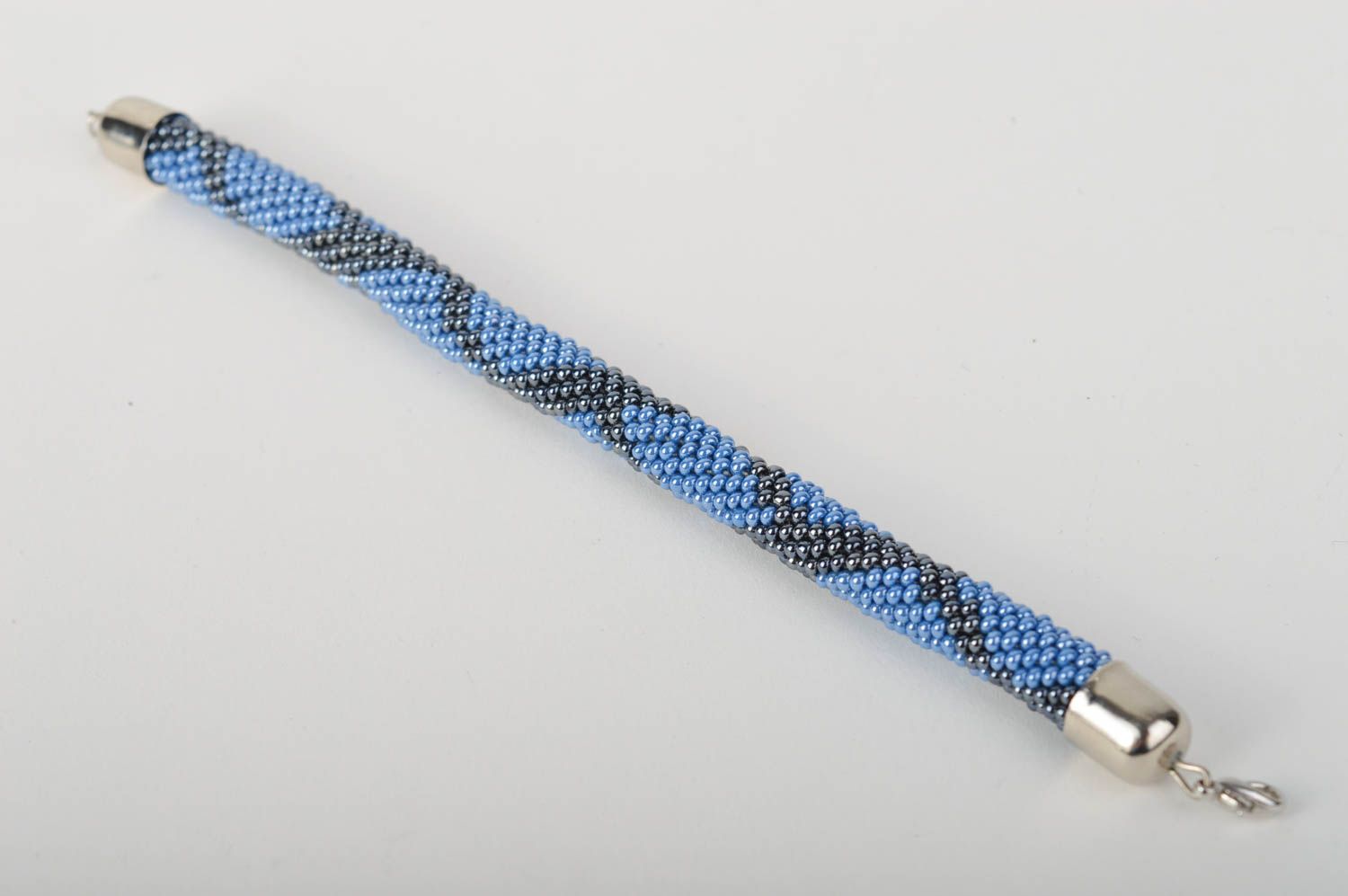 Bracelet perles rocaille Bijou fait main bleu motif noir Accessoire femme design photo 4