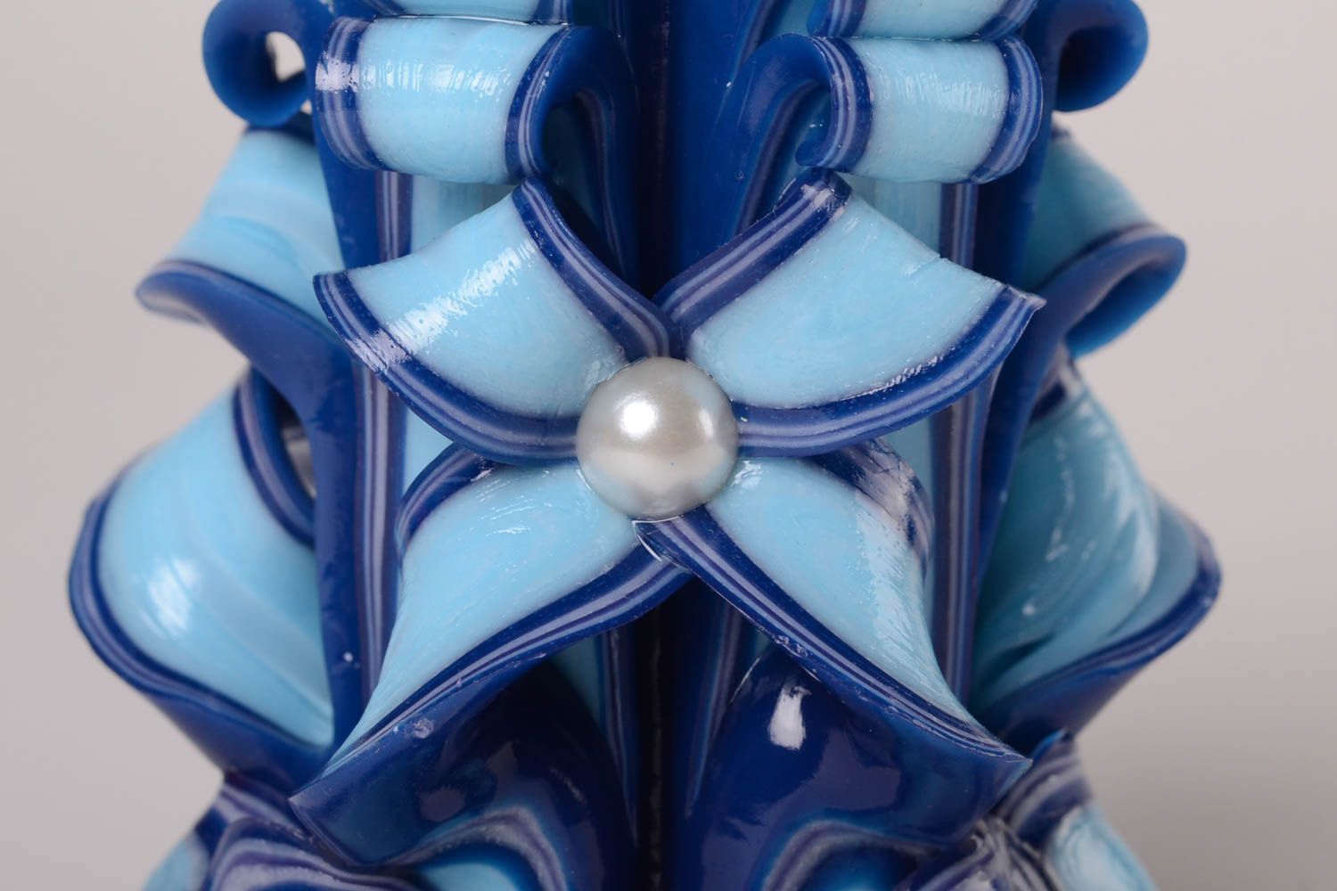 Новогодняя свеча ручной работы синяя парафиновая свеча с бусинами фото 5