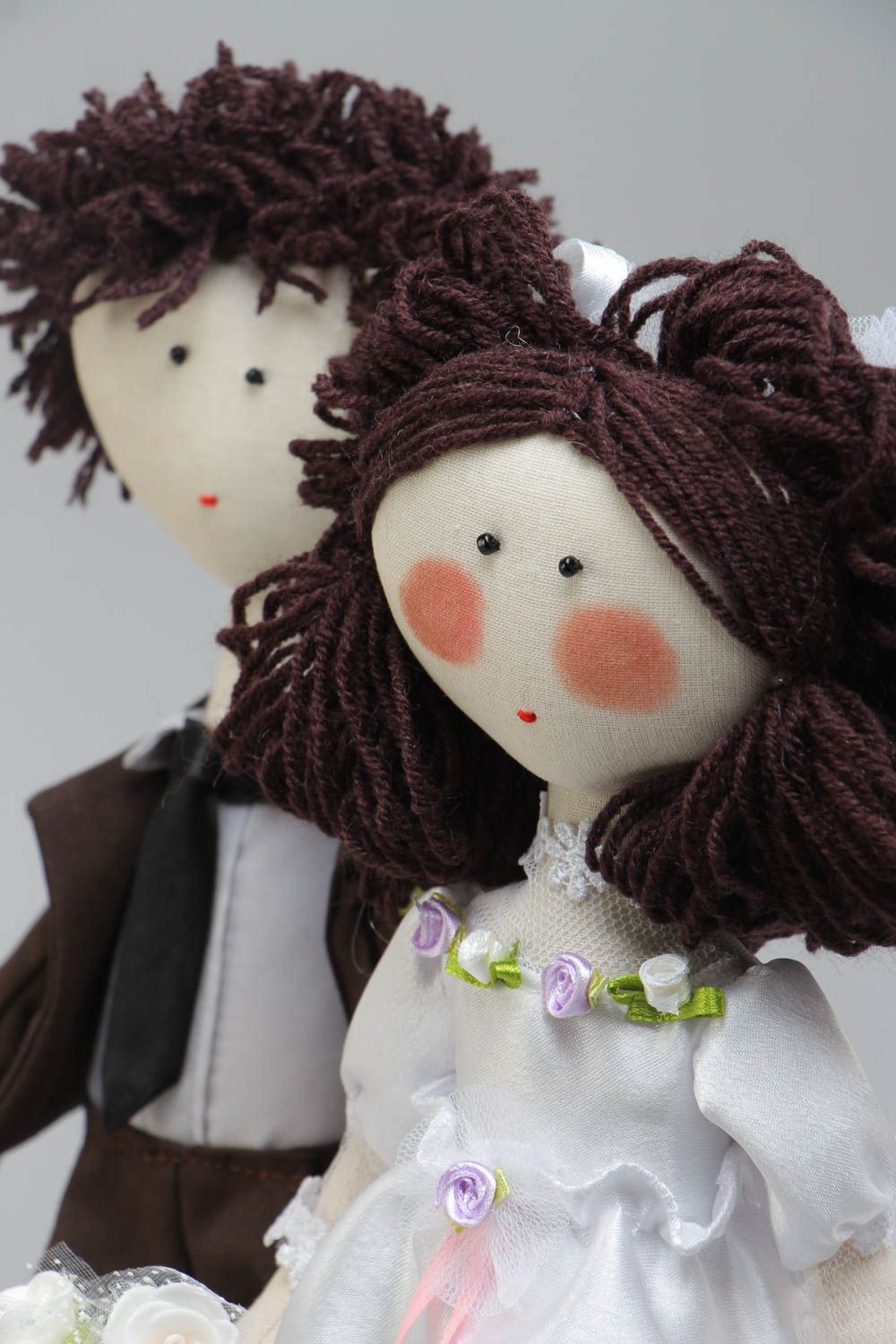 Текстильные куклы в виде жениха и невесты из хлопчатобумажной ткани ручной работы фото 3
