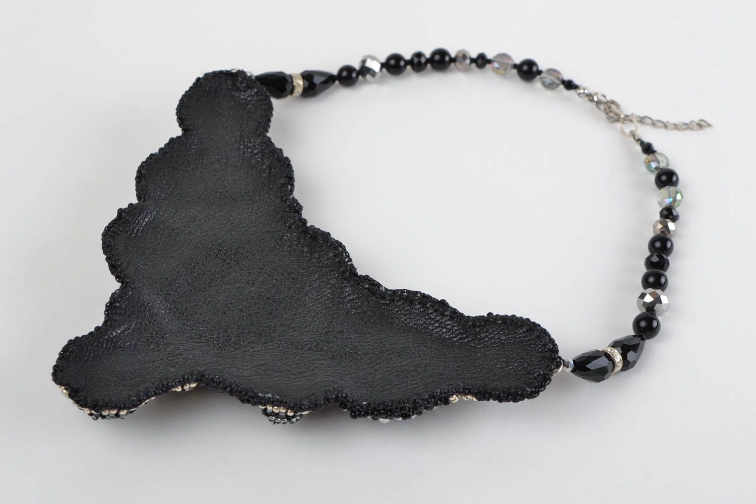 Collier en perles de rocaille et pierres naturelles noir fait main volumineux photo 5