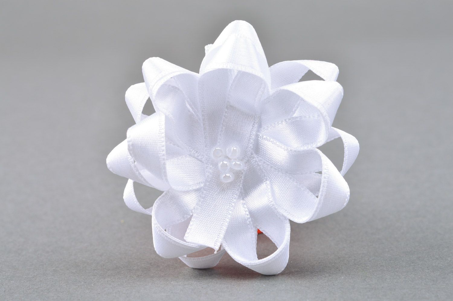 Handmade Haargummi mit Blume aus Atlasbänden in Weiß festlich foto 2