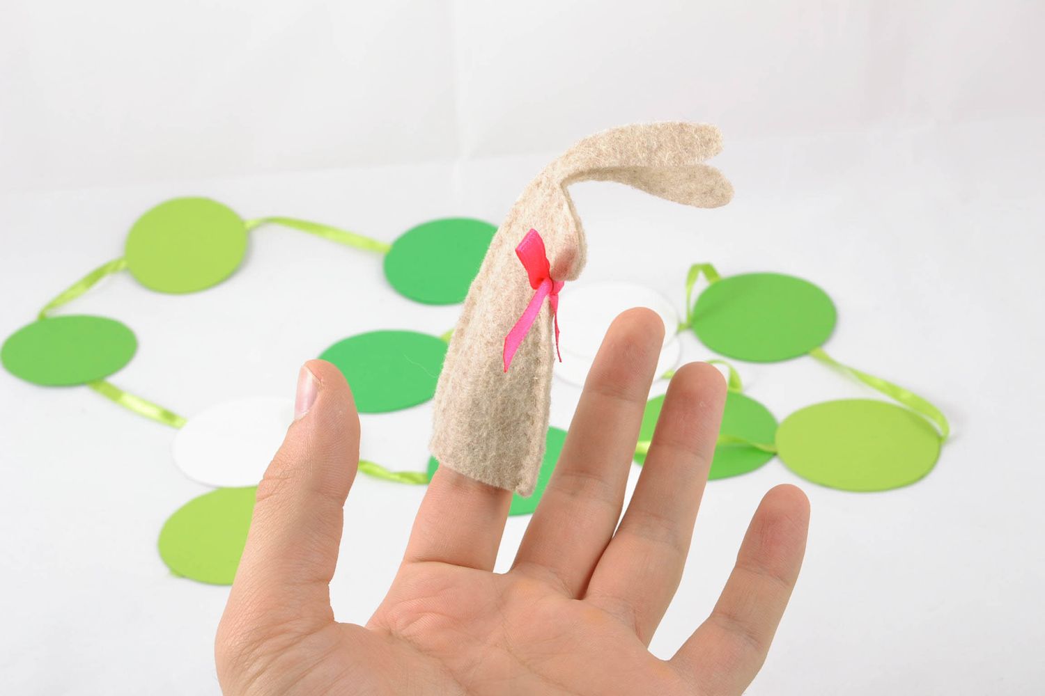 Marionnette de doigt en feutrine lapin faite main photo 1