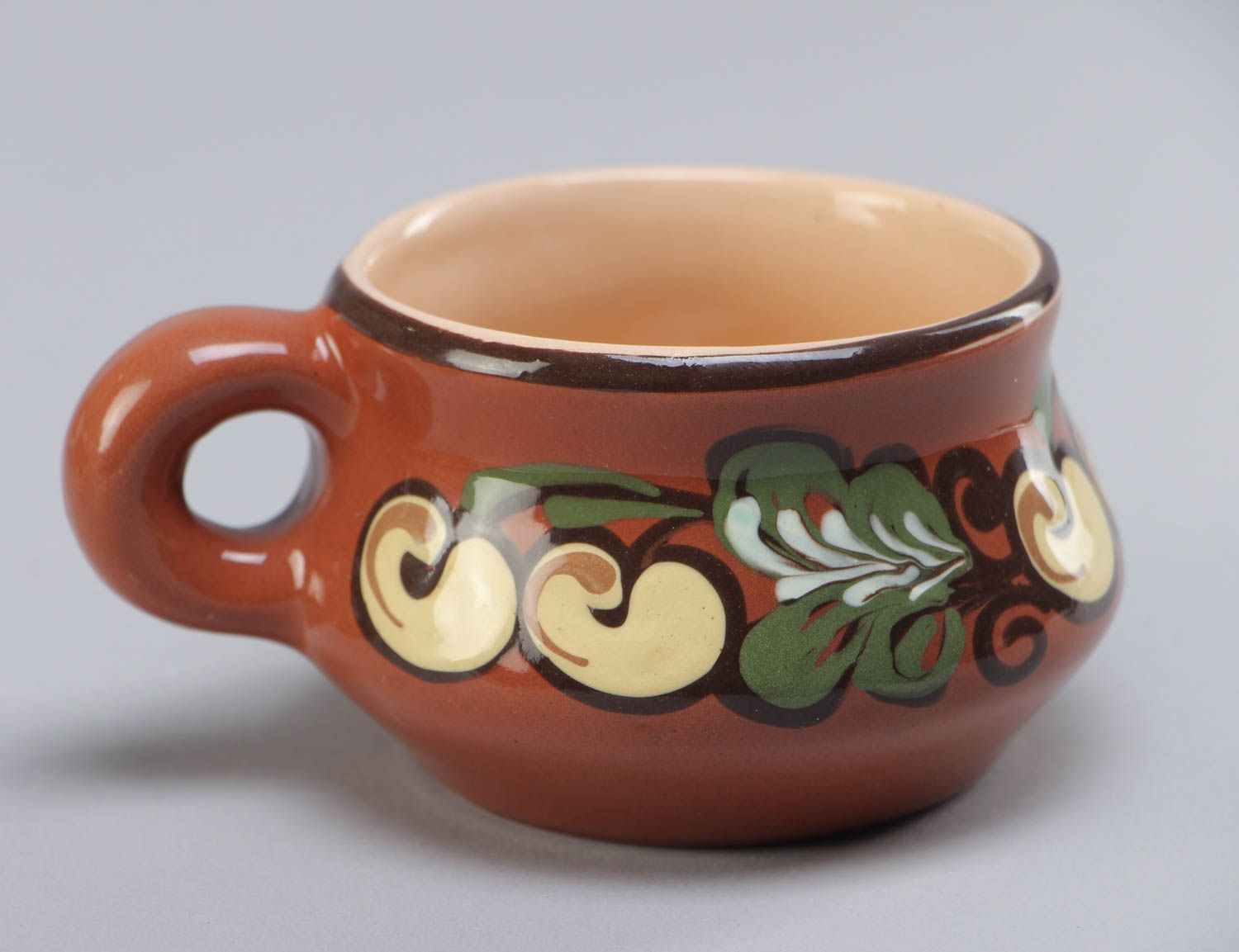 Bemalte schöne glänzende handgemachte Ton Tasse mit Ornament und Glasur 80 ml foto 2