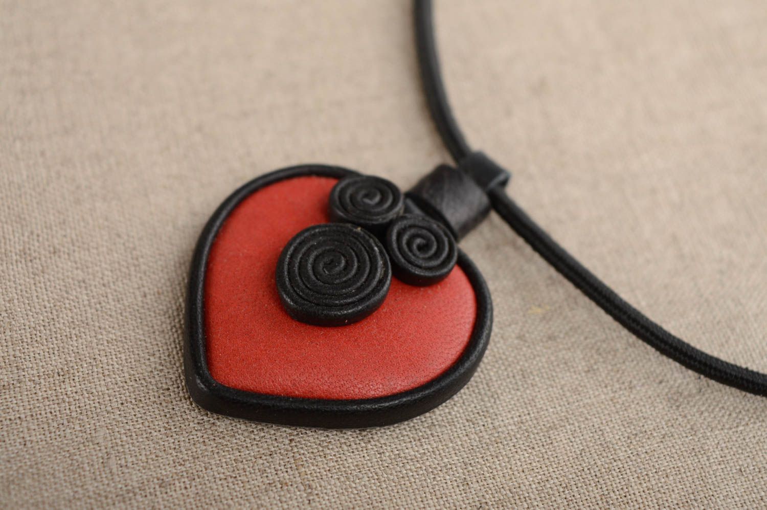 Leather neck pendant in the shape of red heart photo 5