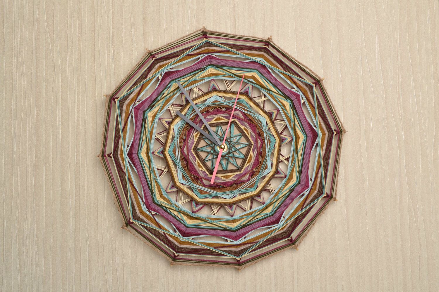 Handgemachtes Wanduhr Mandala aus Fäden Interieur Anhänger für Meditation foto 1