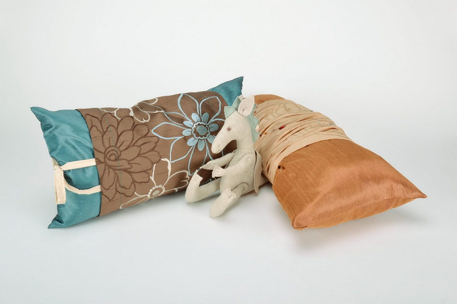 Almohada hecha a mano con relleno de organza foto 1