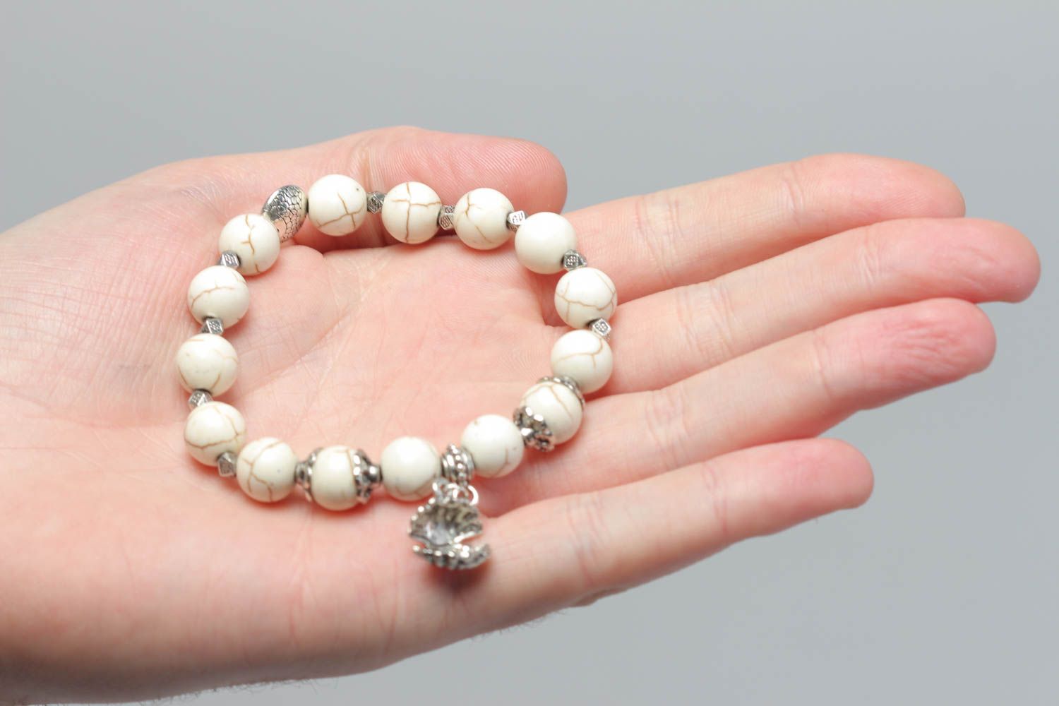 Bracelet turquoise blanc Bijoux fait main breloque métallique Cadeau femme photo 5