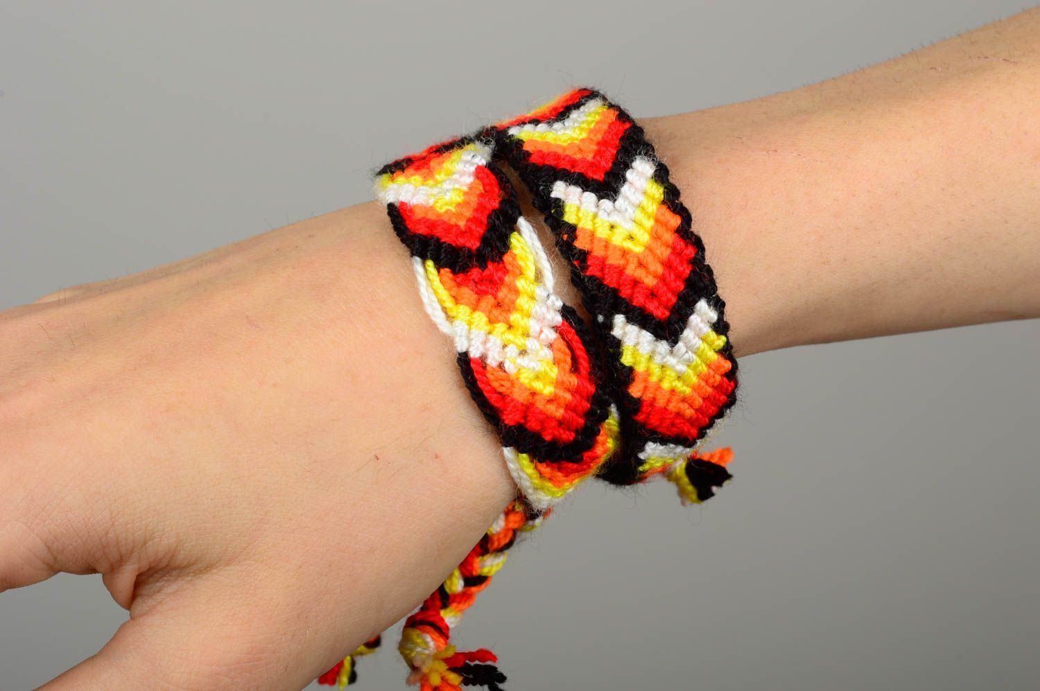 Плетеные браслеты ручной работы плетеные браслеты из ниток стильные браслеты фото 4