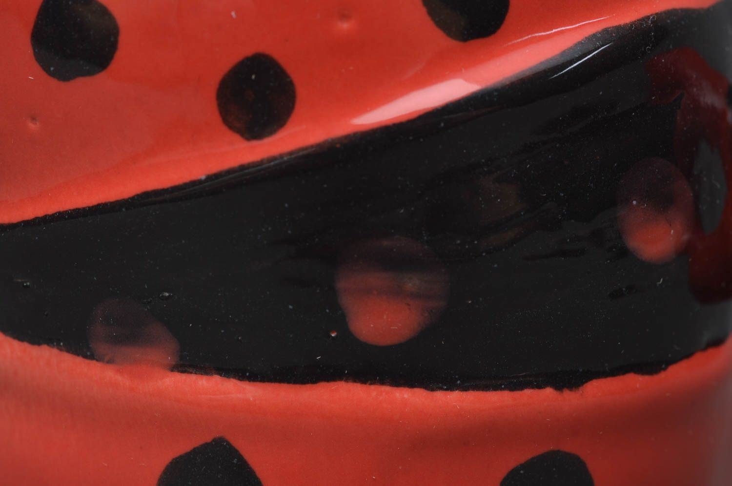 Tasse originale noir rouge à pois faite main en porcelaine peinte de glaçure photo 3