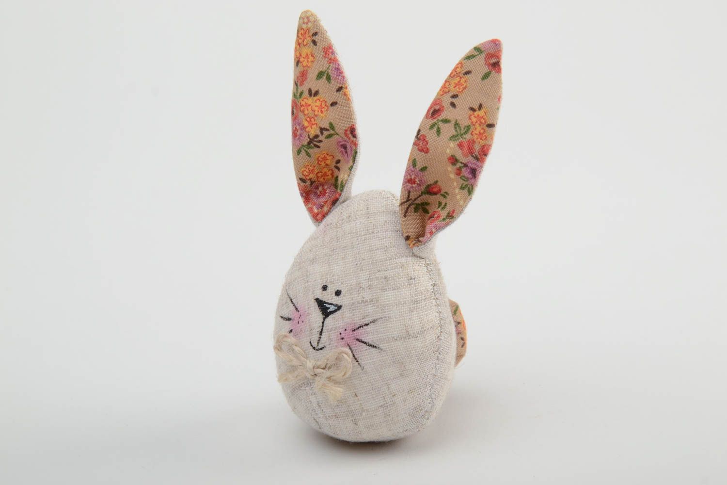 Мягкая интерьерная подвеска кролик на петельке из льняной ткани ручной работы фото 2