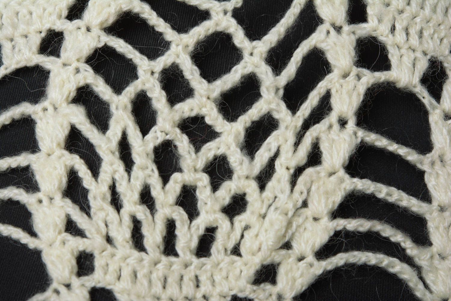 Beau châle blanc tricoté fait main ajouré chaud réalisé en laine naturelle photo 4