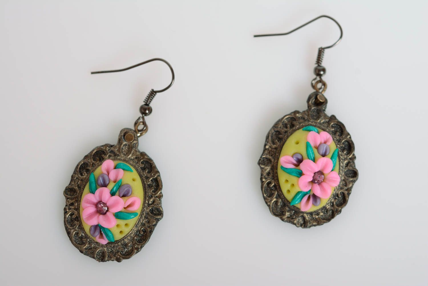 Originelle ovale handmade Ohrringe aus Polymerton mit Blumen  foto 1