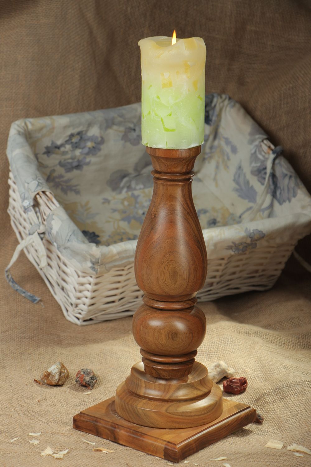 Candelero de madera de noguera para una vela foto 5