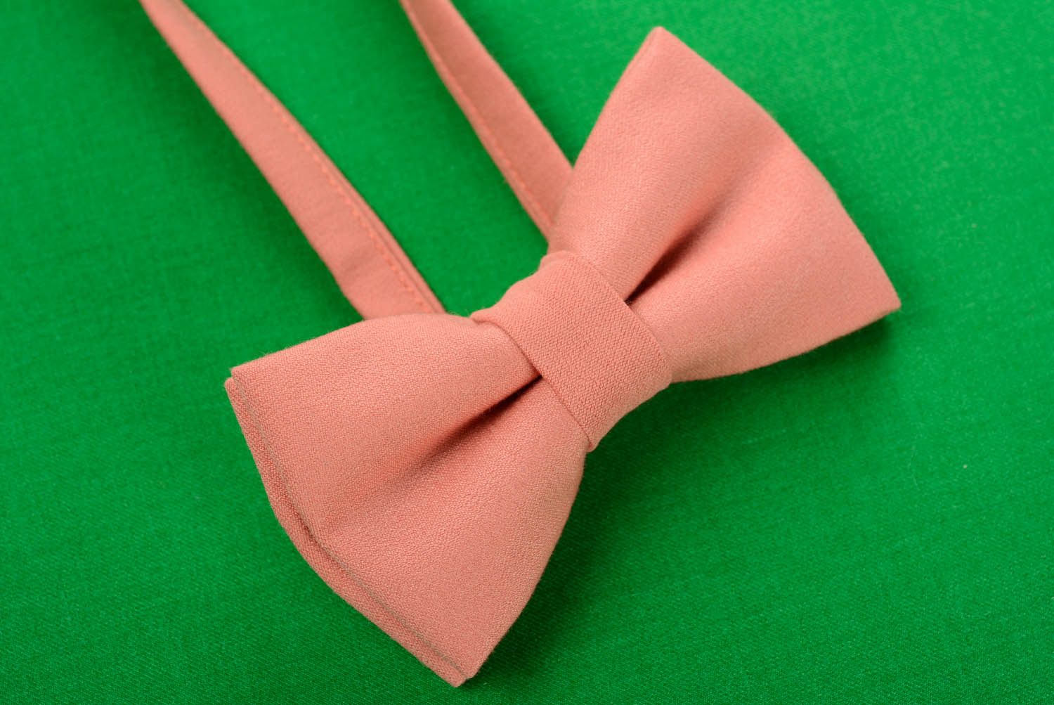 Gravata borboleta feita de gabardine com acessórios de níquel foto 3