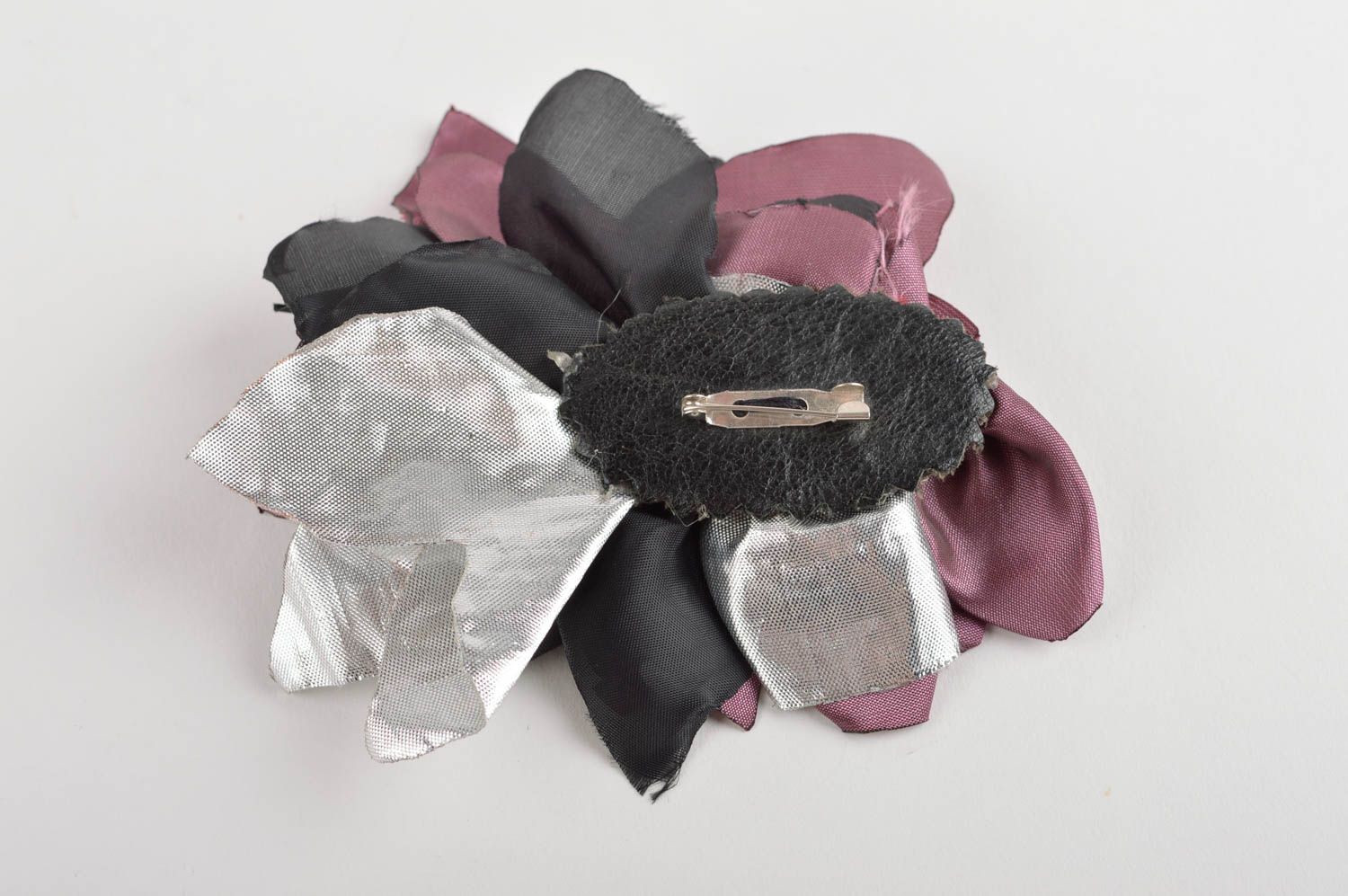 Handmade Blumen Brosche in Violett Designer Schmuck Accessoire für Frauen  foto 3