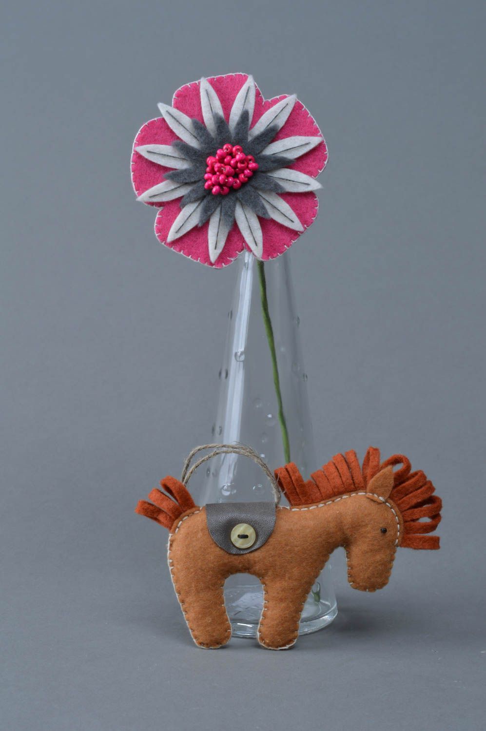 Игрушка для интерьера ручной работы из фетра коричневая в виде лошадки небольшая фото 4