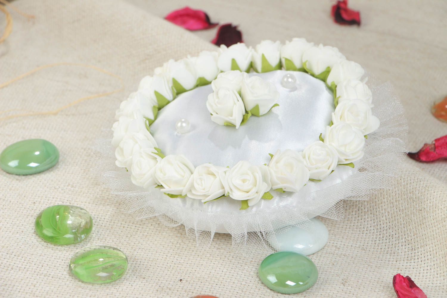 Handmade originelles weißes Ringkissen mit Blumen und Glasperlen foto 1