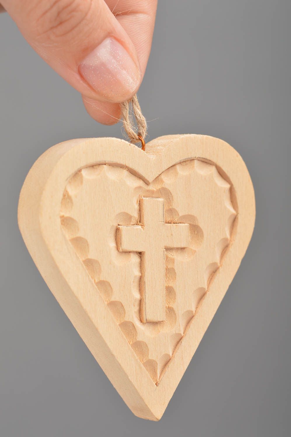 Деревянная подвеска для интерьера сердце с крестом из липы ручной работы фото 5