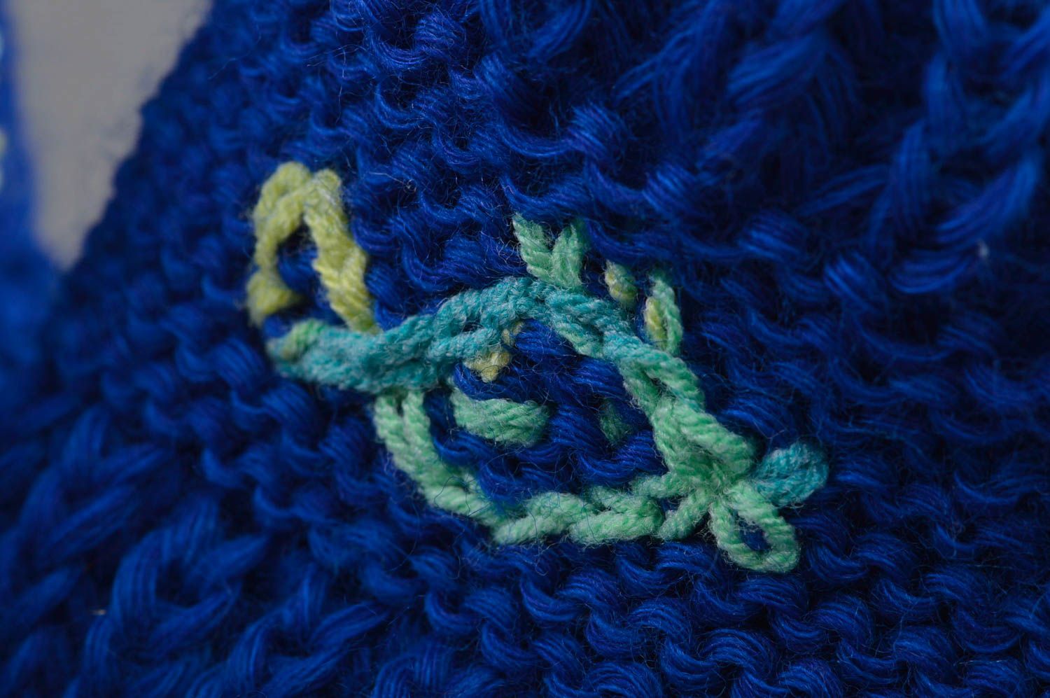 Chaussons de bébé tricotés en mi-laine et viscose faits main originaux bleus photo 2
