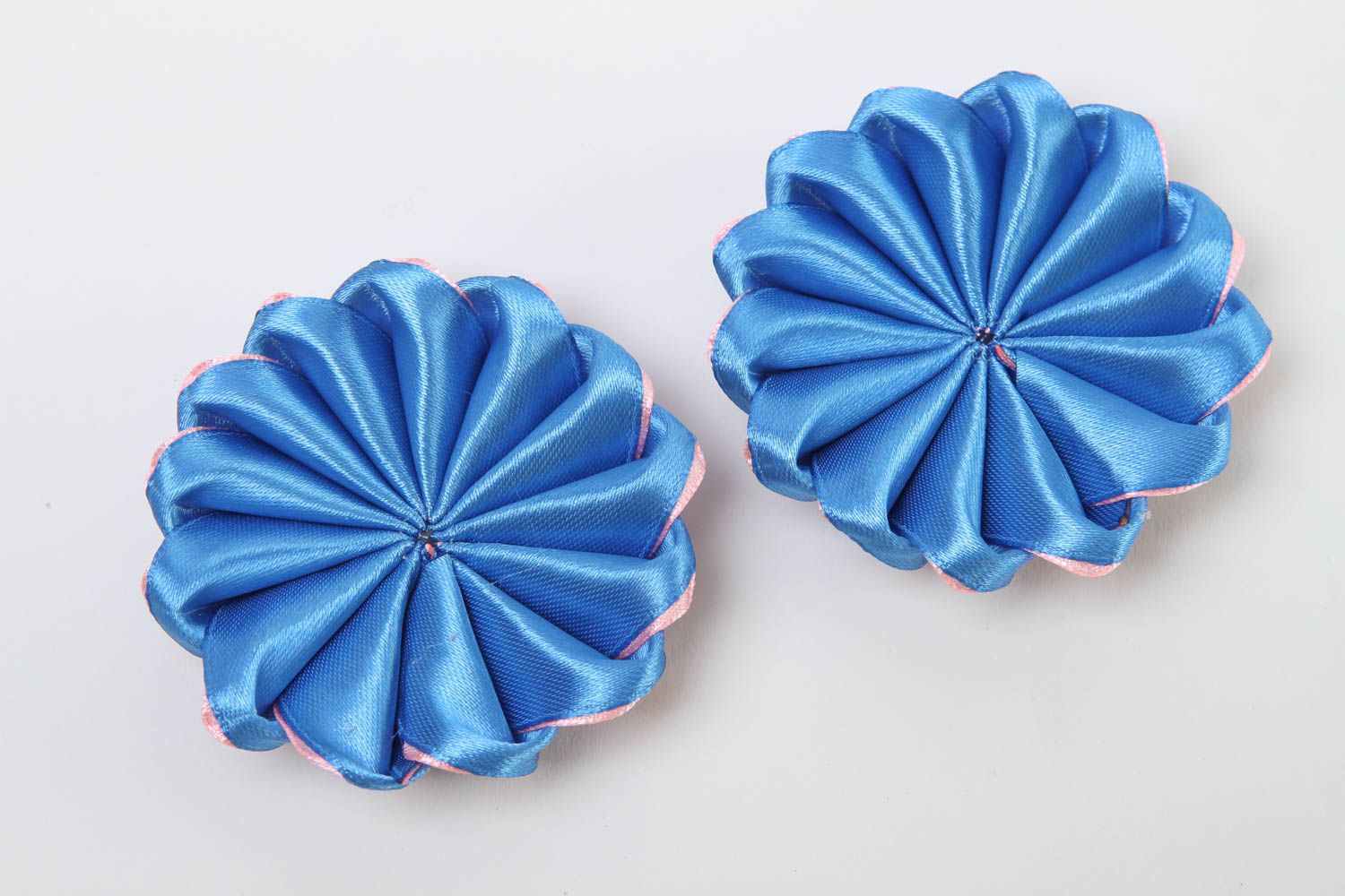 Componentes de bisutería hechos a mano regalo original flores de cintas azules foto 4