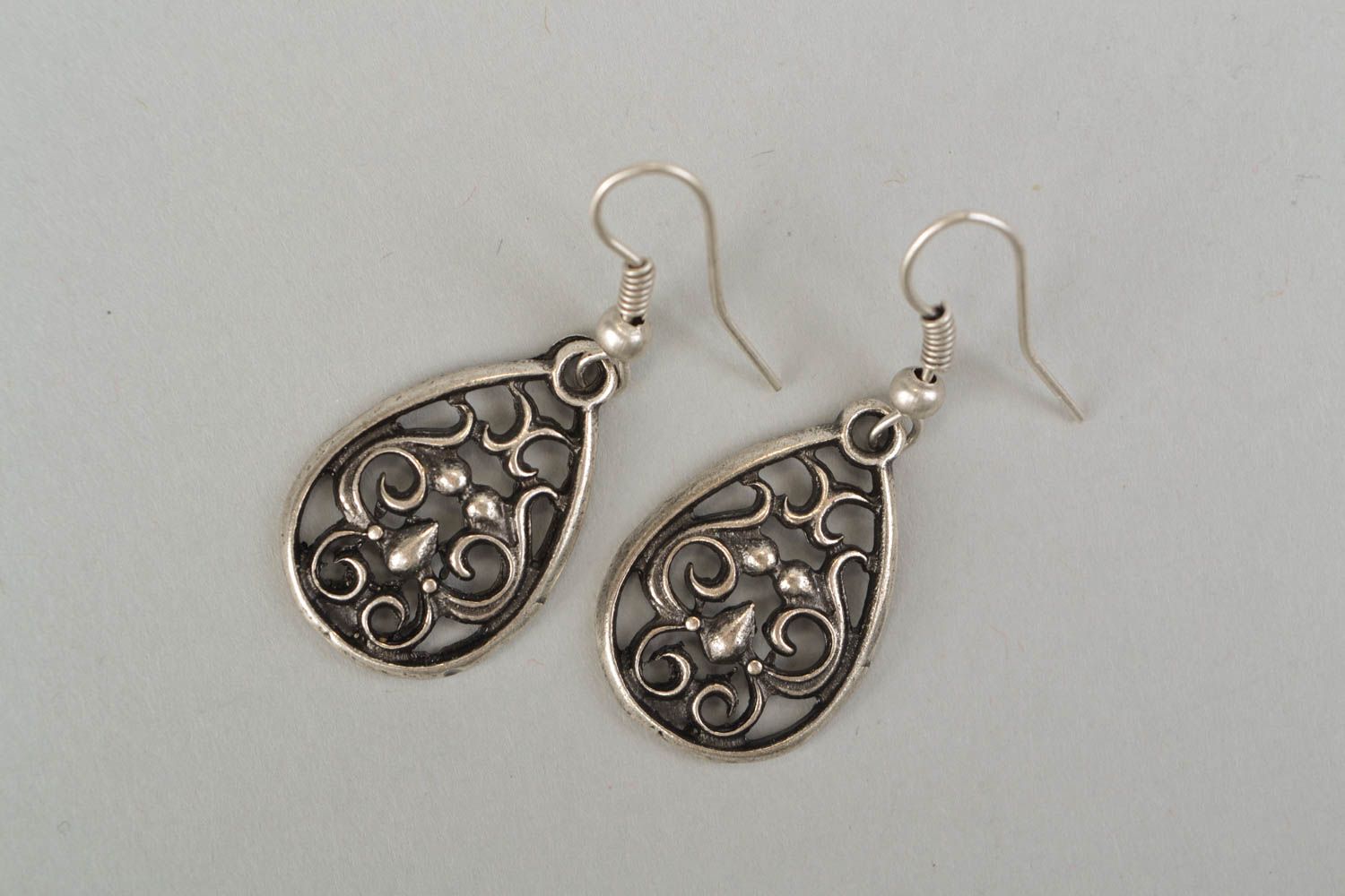 Lacy metal drop-shaped earrings photo 3
