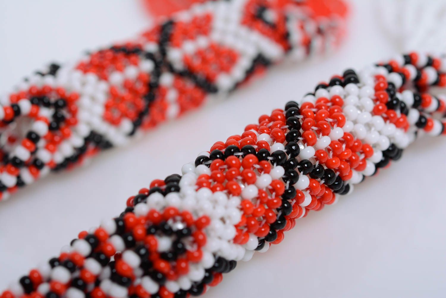 Collier en perles de rocaille rouge blanc noir style ethnique original fait main photo 2