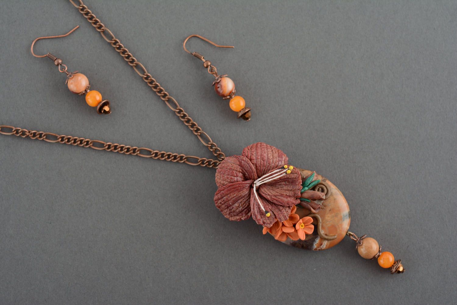 Plastic jewelry set with natural stones photo 2