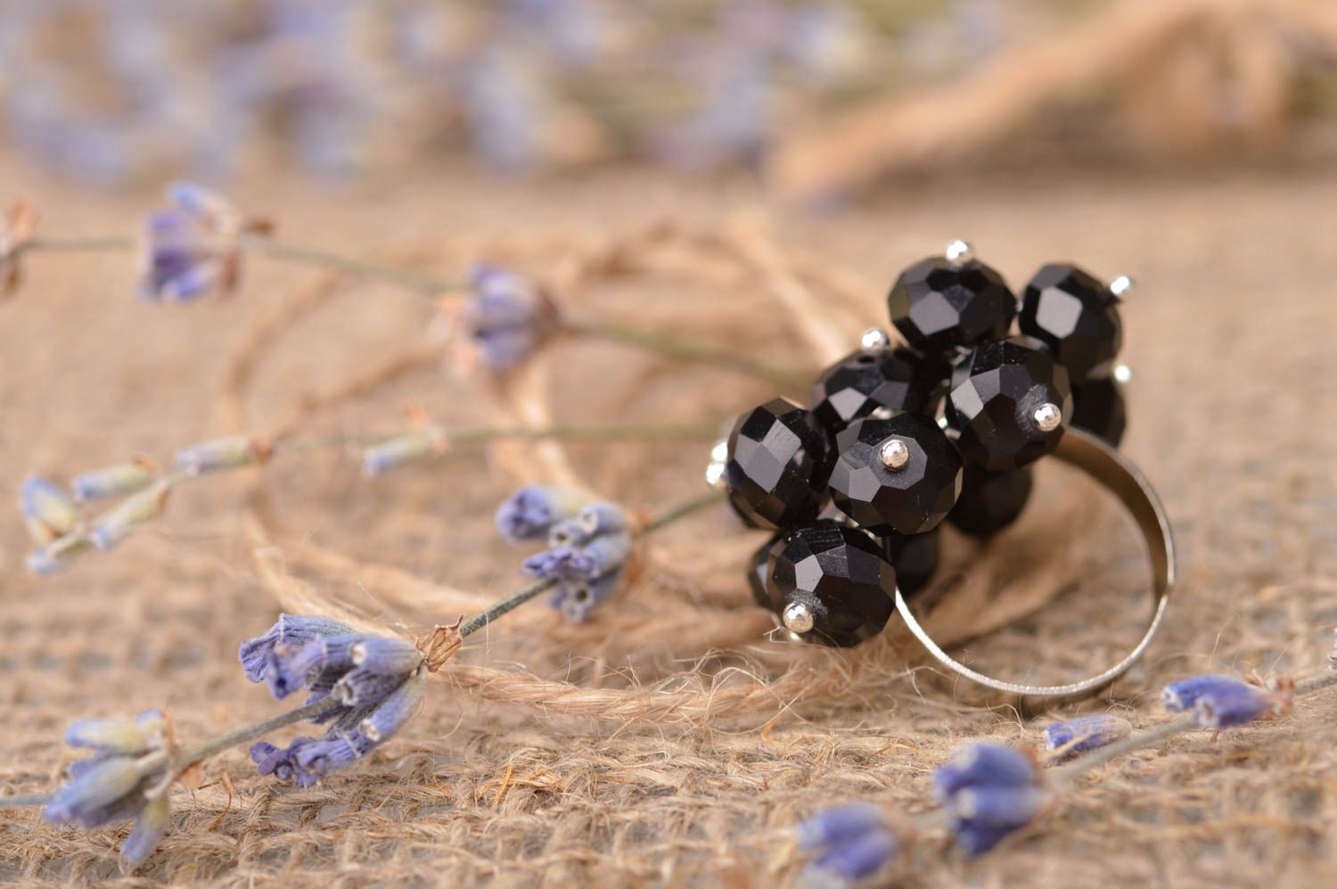 Bague fantaisie fait main Bijoux femme Cadeau original noire perles de verre  photo 1