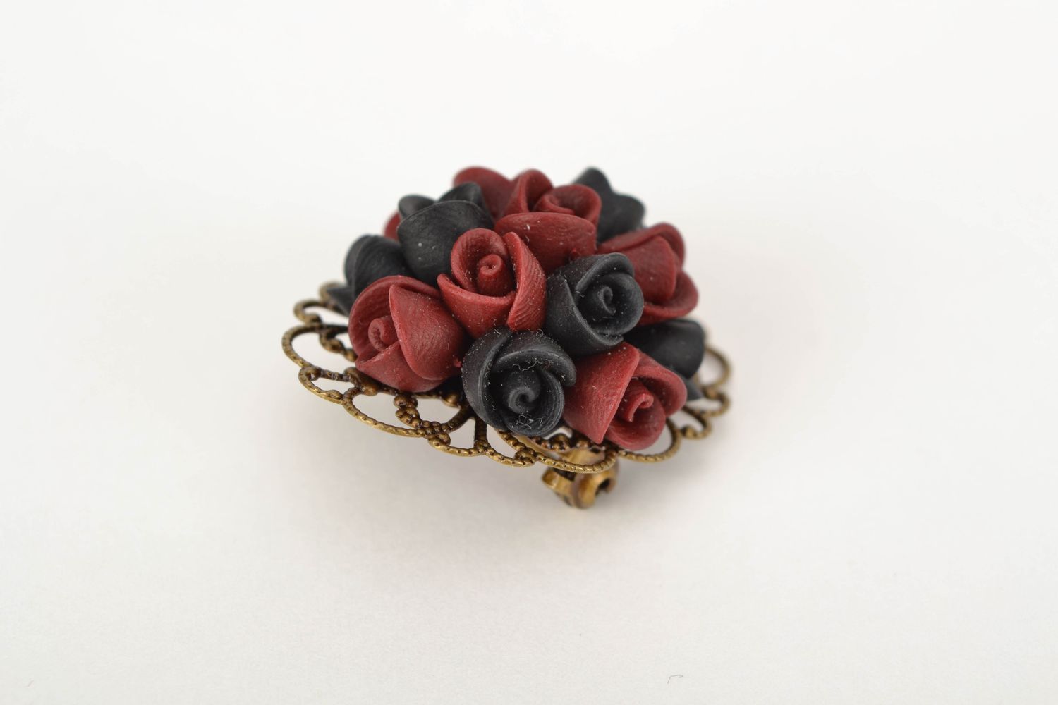Broche artesanal con rosas negras de arcilla polimérica foto 3