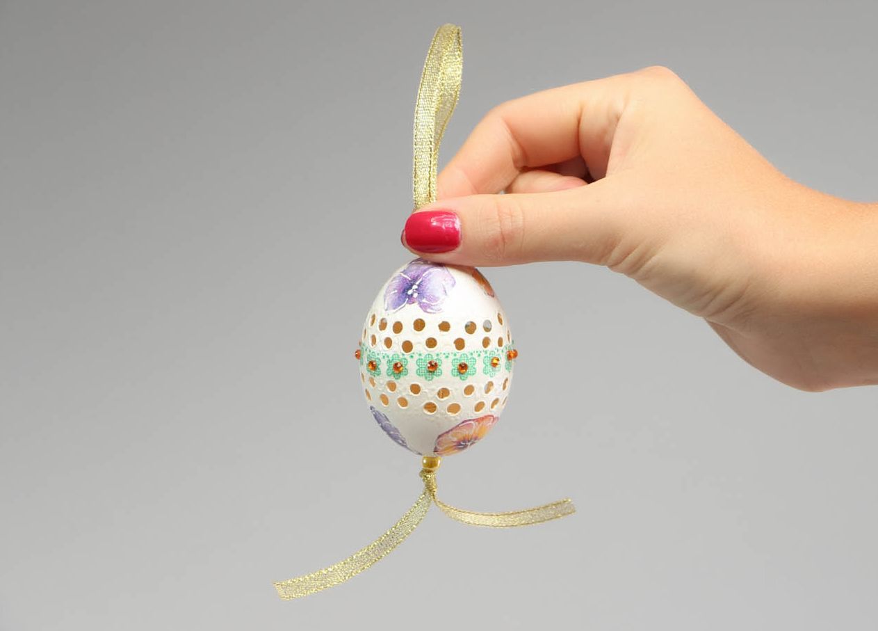 Pingente de Páscoa feito de casca de ovo decorado com um padrão na técnica de decoupage foto 4