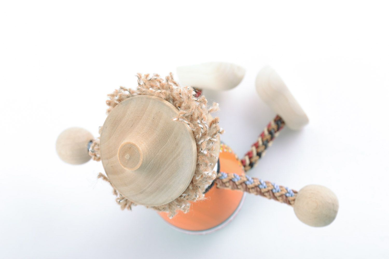 Petit jouet artisanal en bois écologique peint fait main en forme de garçon photo 5