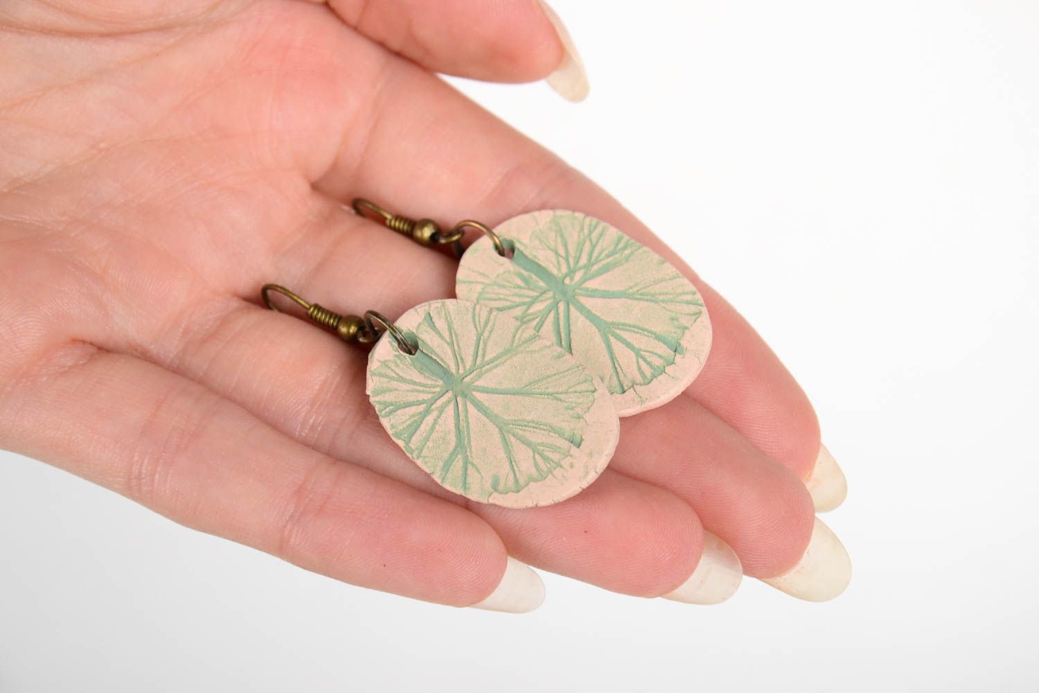 Необычное украшение ручной работы керамические серьги листики красивые серьги фото 2