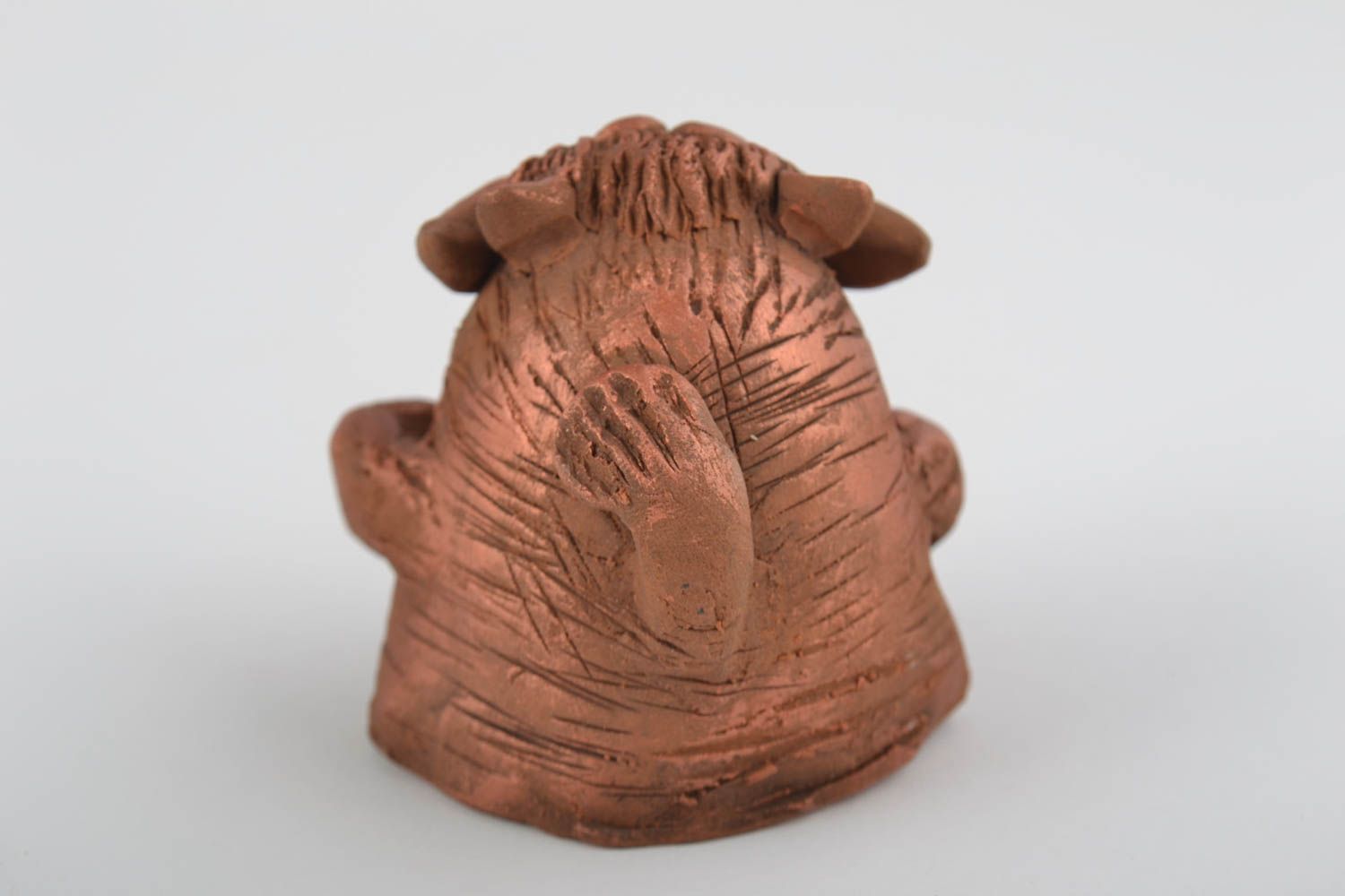 Расписная авторская глиняная статуэтка в виде котика коричневая ручной работы фото 4