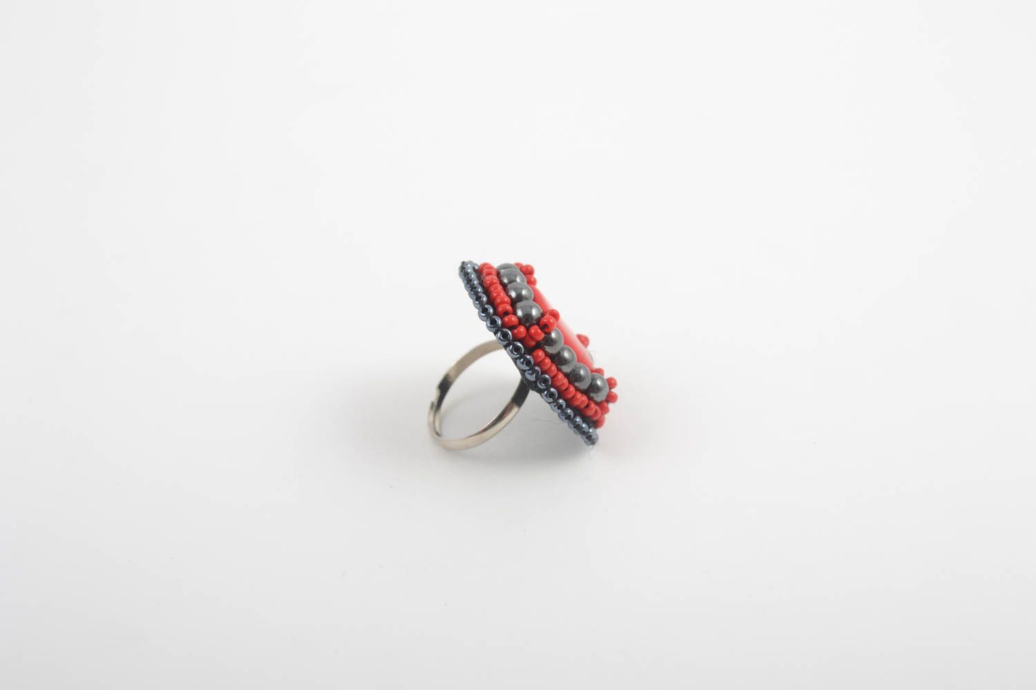 Кольцо ручной работы украшение из бисера красивое кольцо с бусинами под коралл фото 2