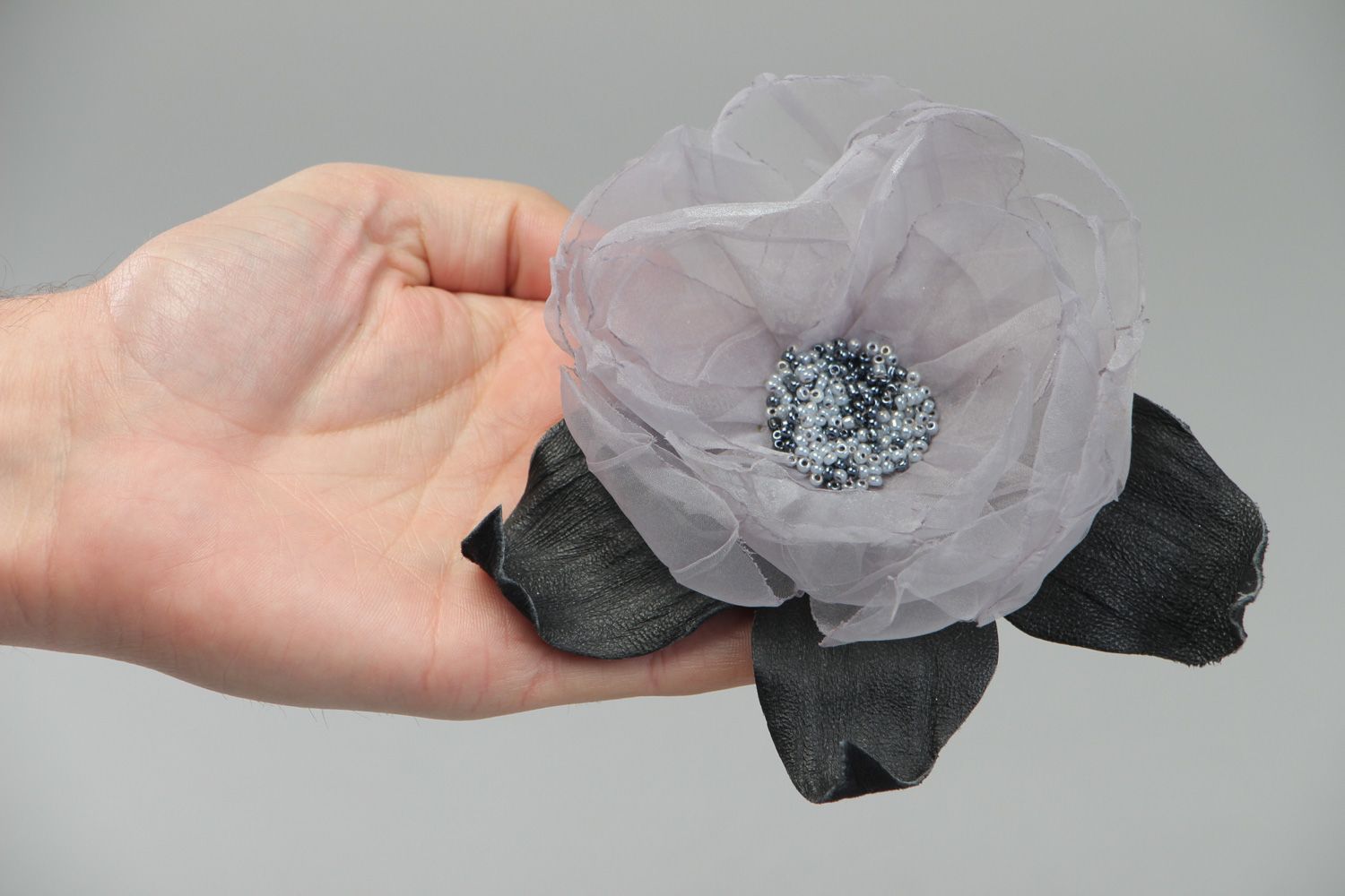 Graue schöne handgemachte Brosche Blume aus Kapron und Leder für Frauen  foto 4